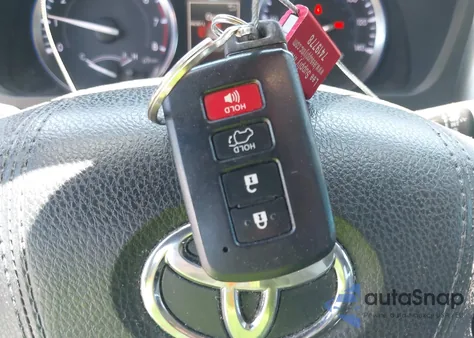 2015 Toyota Highlander Xle V6 z USA, uszkodzony, nr VIN 5TDKKRFH8FS083719